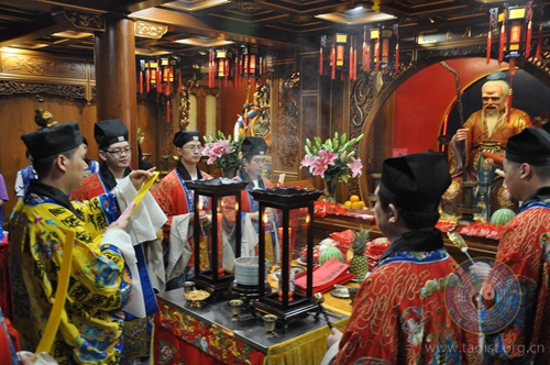 上海城隍庙举行"拜月老·顺姻缘"祈福法会