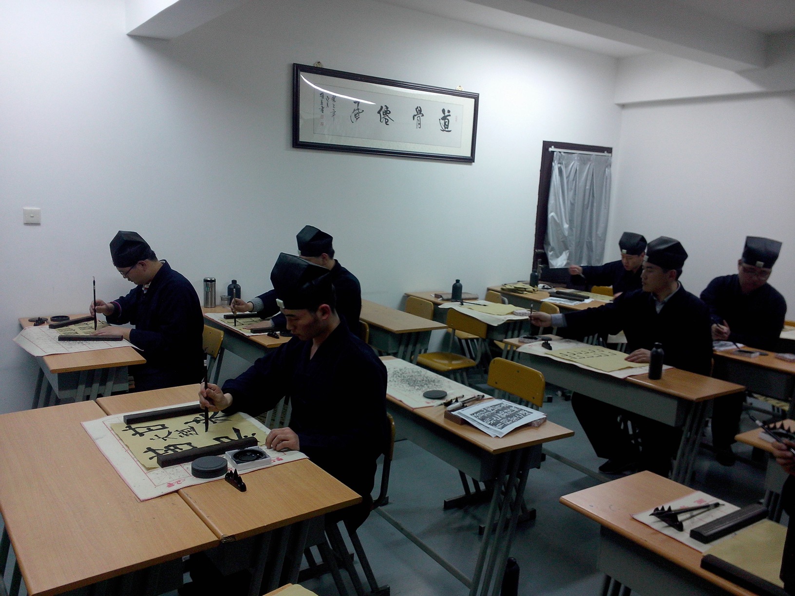 上海道教学院学员晚自习练书法